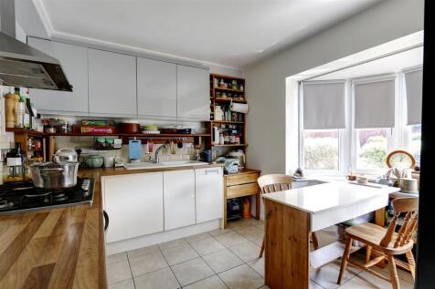 Kitchen/Breakfast Room: