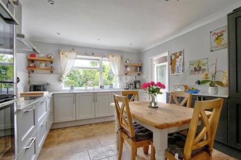 Kitchen/Breakfast Room:
