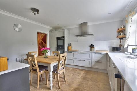 Kitchen/Breakfast Room:
