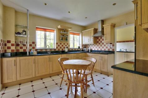 Kitchen/Breakfast Room: