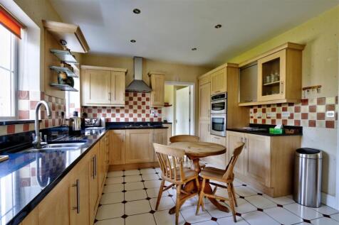 Kitchen/Breakfast Room: