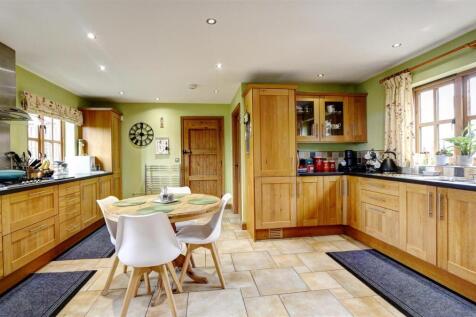 Kitchen/Breakfast Room: