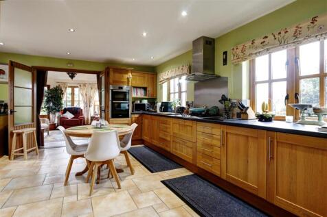 Kitchen/Breakfast Room: