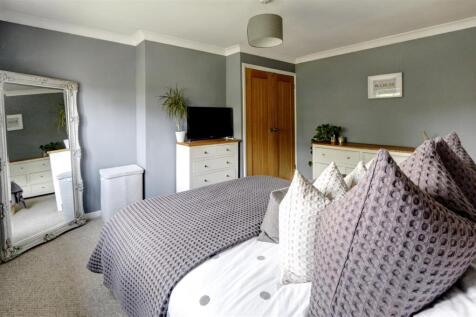 Bedroom 1a.jpg