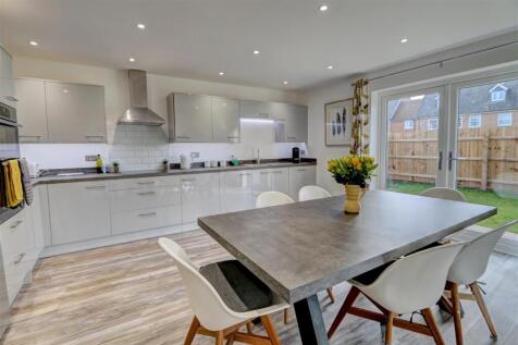 Kitchen/Dining Room: