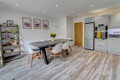 Kitchen/Dining Room: