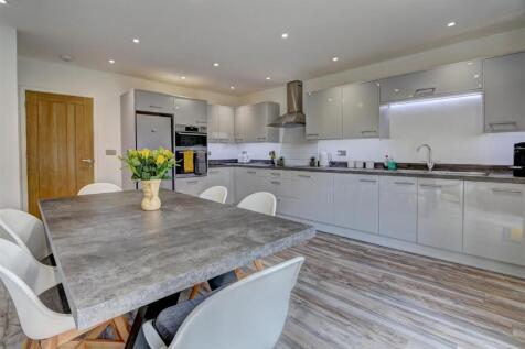 Kitchen/Dining Room: