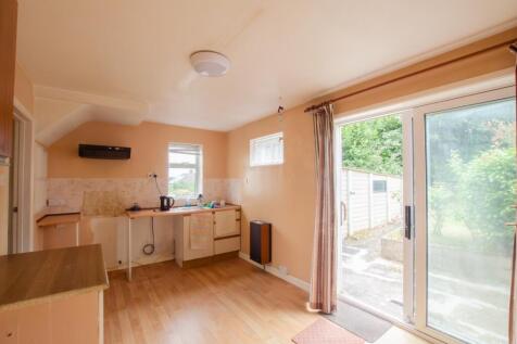 79 Margaret Crescent - TPS Bodmin 01208 74182-4