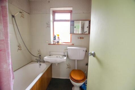 69 Queens Crescent - TPS Bodmin 01208 74182-3