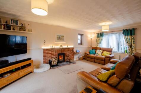 3 Roseland Gardens TPS Bodmin 01208 74182-09