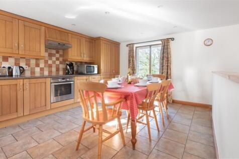 hay-barn-wadebridge-kitchen-and-dining-area