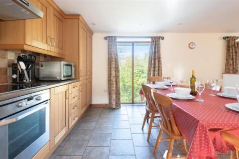 hay-barn-wadebridge-kitchen-and-dining-area-2