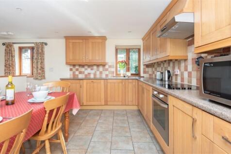 hay-barn-wadebridge-kitchen-and-dining-area-3