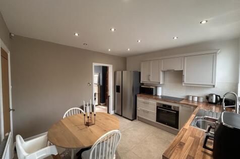 Fitted Kitchen Picture 2