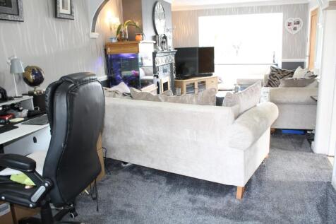 Lounge / Dining Room Picture 2