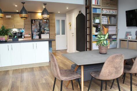 Fitted Kitchen Picture 2