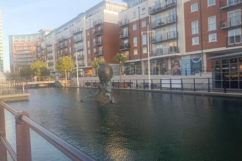 Gunwharf Quays Vernon Monument