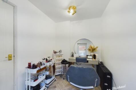 CAM03218G0-PR0528-STILL019