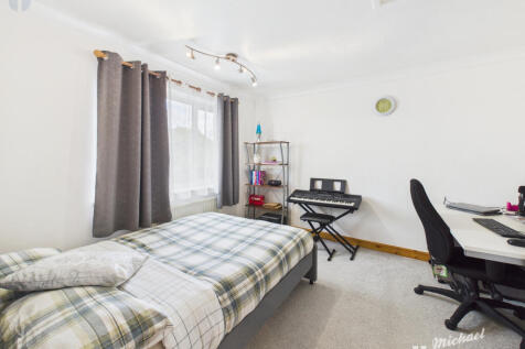 CAM03852G0-PR0256-STILL009
