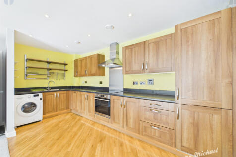 CAM03218G0-PR0641-STILL003