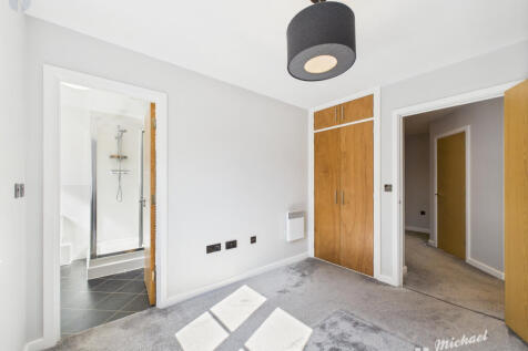 CAM03218G0-PR0641-STILL010