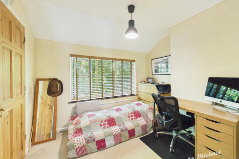 CAM03852G0-PR0286-STILL009
