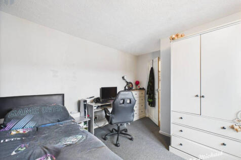 CAM03218G0-PR0733-STILL005-thumbnail-h750-70