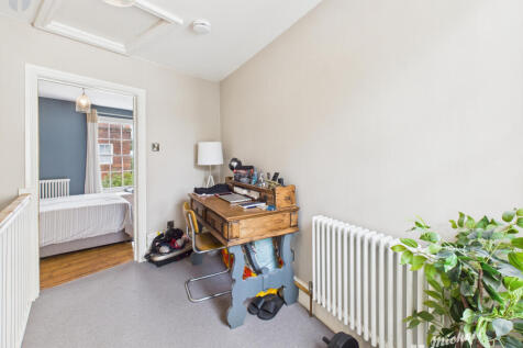 CAM03852G0-PR0399-STILL014