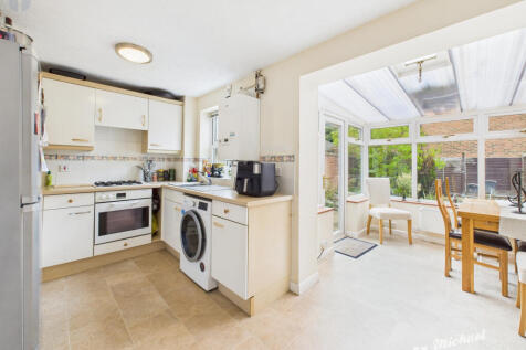 CAM03852G0-PR0422-STILL006