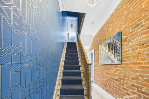 CAM03852G0-PR0426-STILL006 (1)