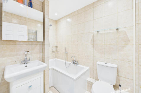 CAM03852G0-PR0433-STILL020