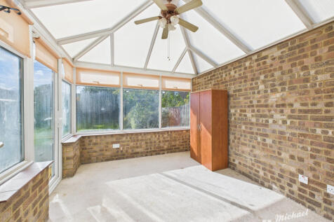 CAM03852G0-PR0433-STILL005