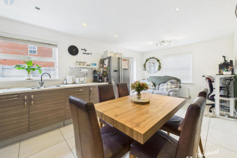 CAM03852G0-PR0444-STILL012