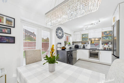 CAM03218G0-PR0794-STILL003