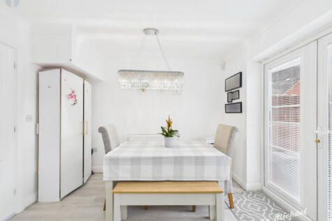 CAM03218G0-PR0794-STILL002