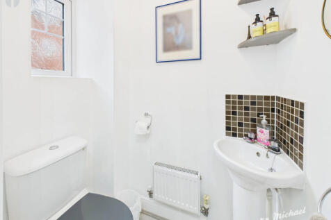 CAM03218G0-PR0794-STILL005