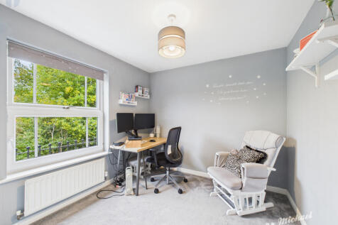 CAM03218G0-PR0798-STILL001