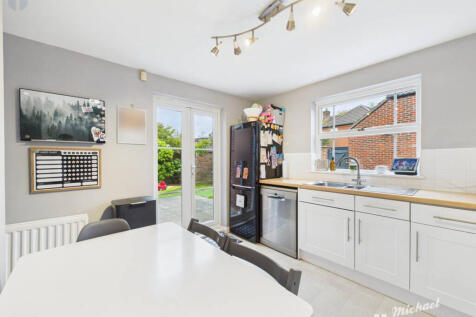 CAM03218G0-PR0798-STILL022-thumbnail-h750-70