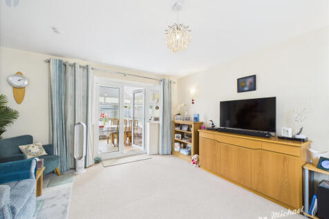 CAM03218G0-PR0695-STILL008