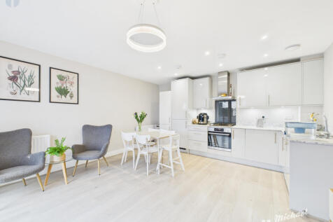 CAM03218G0-PR0800-STILL003