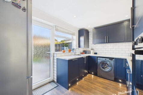 CAM03218G0-PR0809-STILL004-thumbnail-h750-70