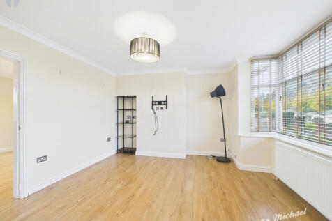 CAM03218G0-PR0810-STILL013