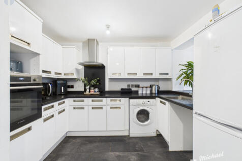 CAM03218G0-PR0814-STILL004