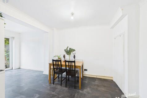 CAM03218G0-PR0814-STILL005