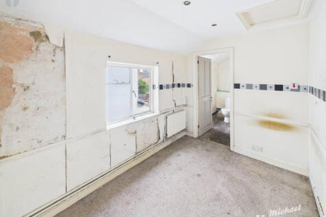 CAM03218G0-PR0818-STILL005-thumbnail-h750-70