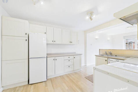 CAM03218G0-PR0819-STILL011-thumbnail-h750-70