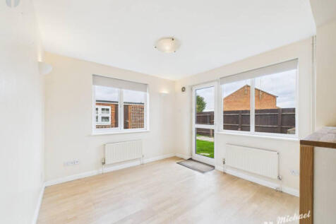 CAM03218G0-PR0819-STILL010-thumbnail-h750-70