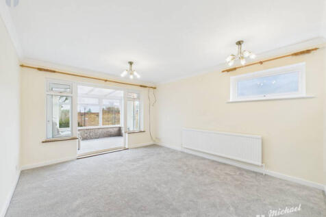 CAM03218G0-PR0826-STILL003-thumbnail-h750-70