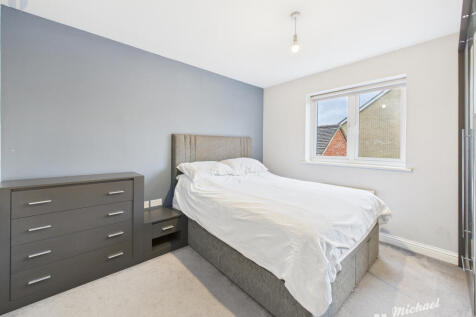 CAM03852G0-PR0472-STILL011