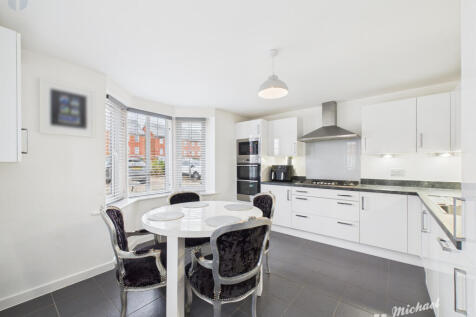 CAM03218G0-PR0817-STILL008